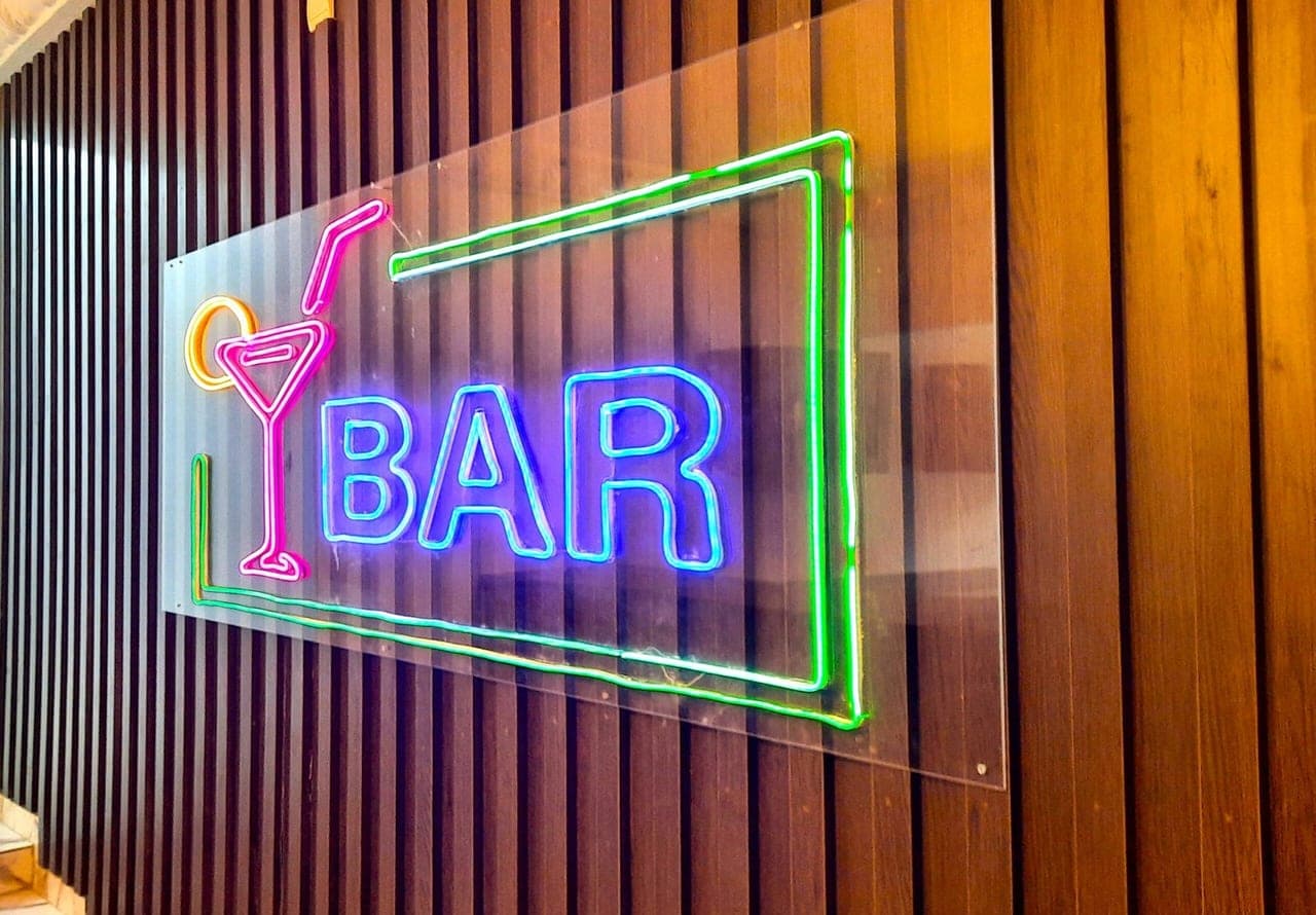 L'enseigne néon du bar