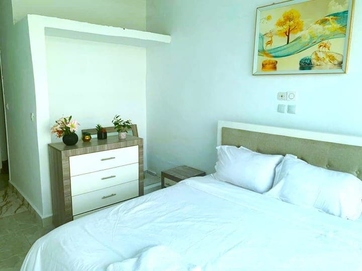 Une chambre et sa commode