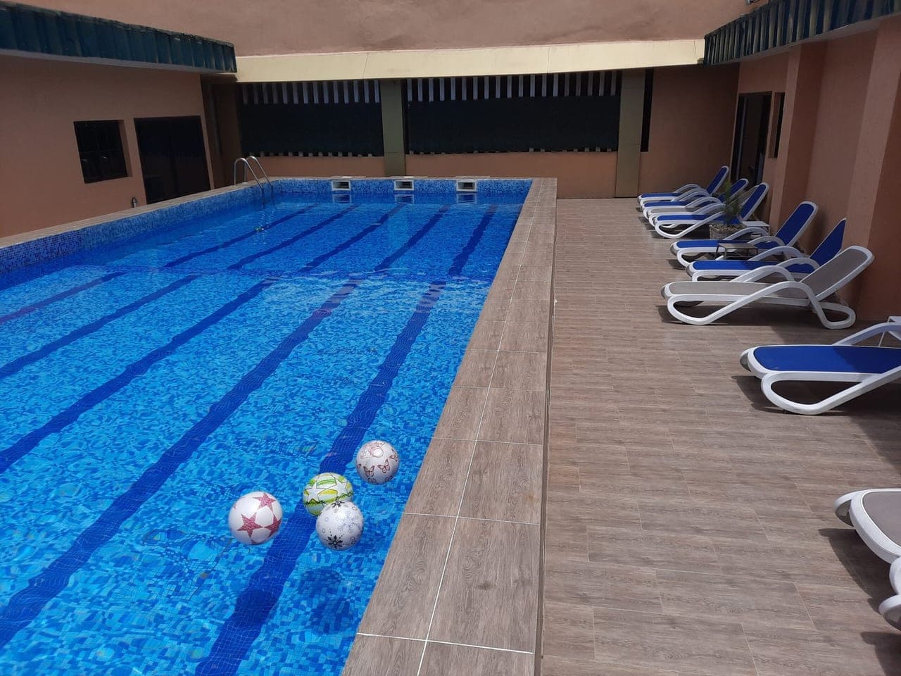 La piscine et ses couloirs de nage