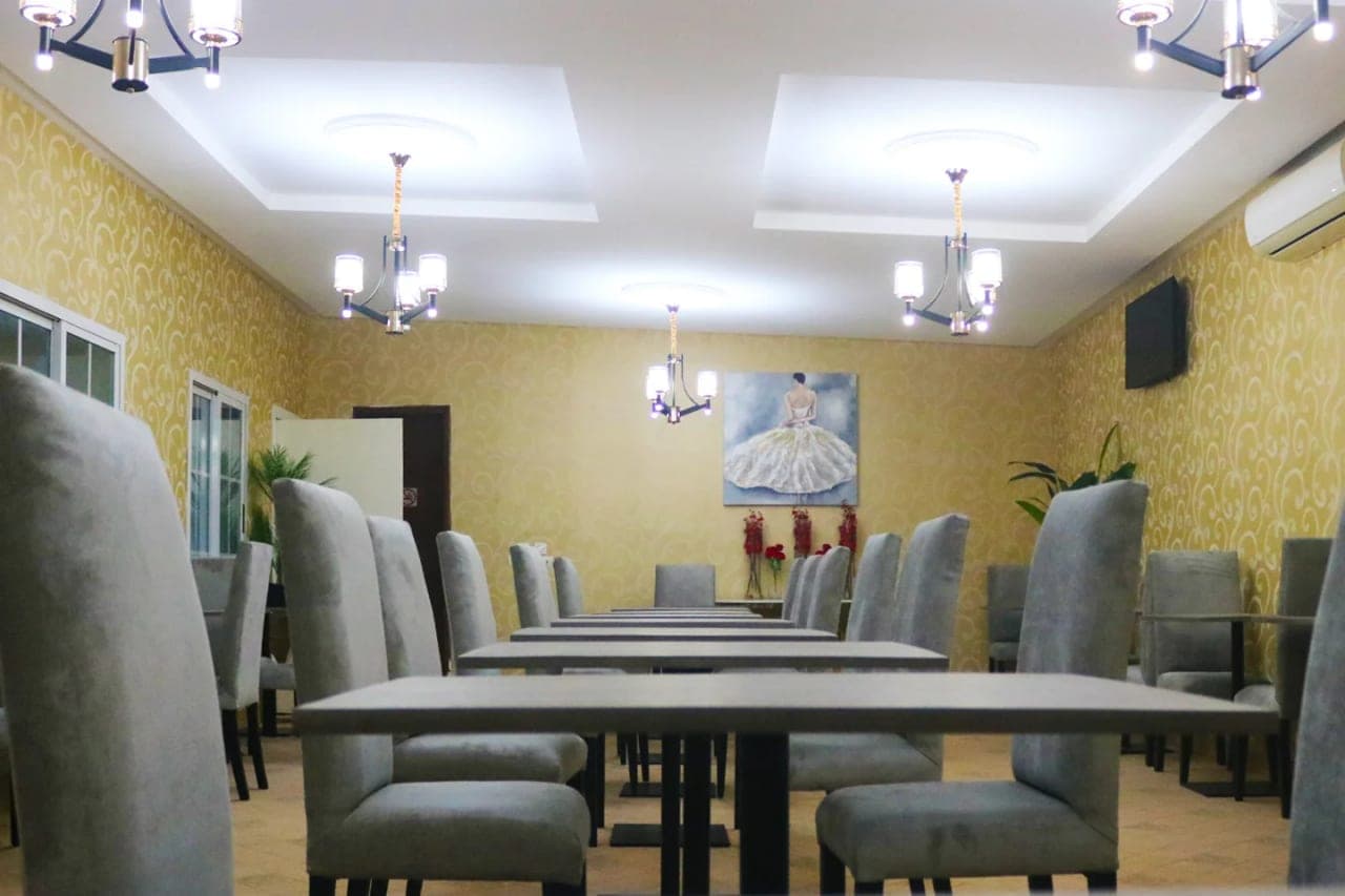 La Petite Salle Royale, table de réunion