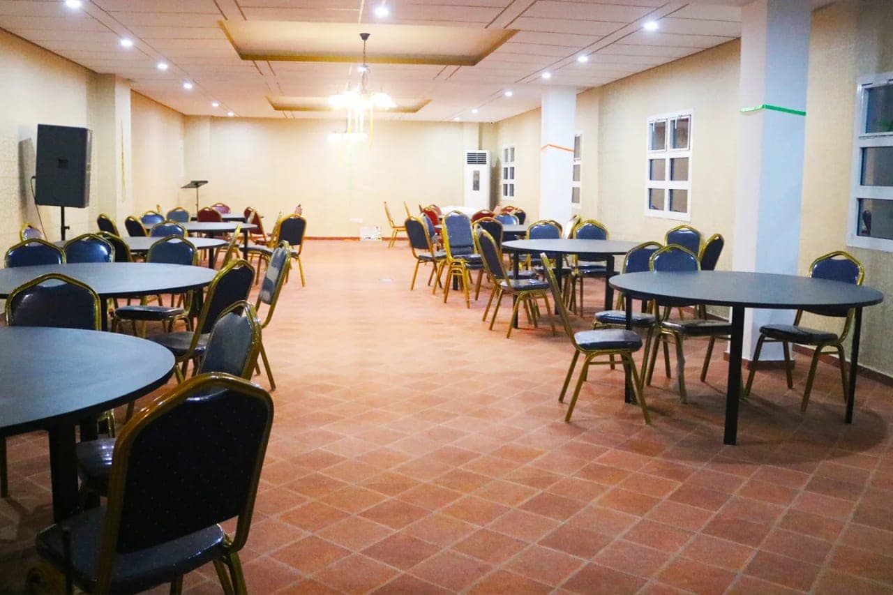 La Salle Saphir dressée en banquet