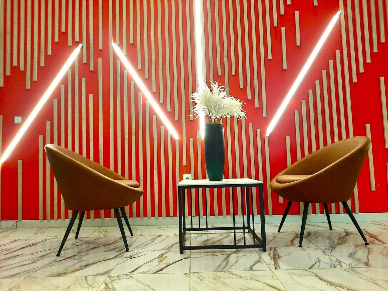 Le salon, mur rouge à tasseaux et néons
